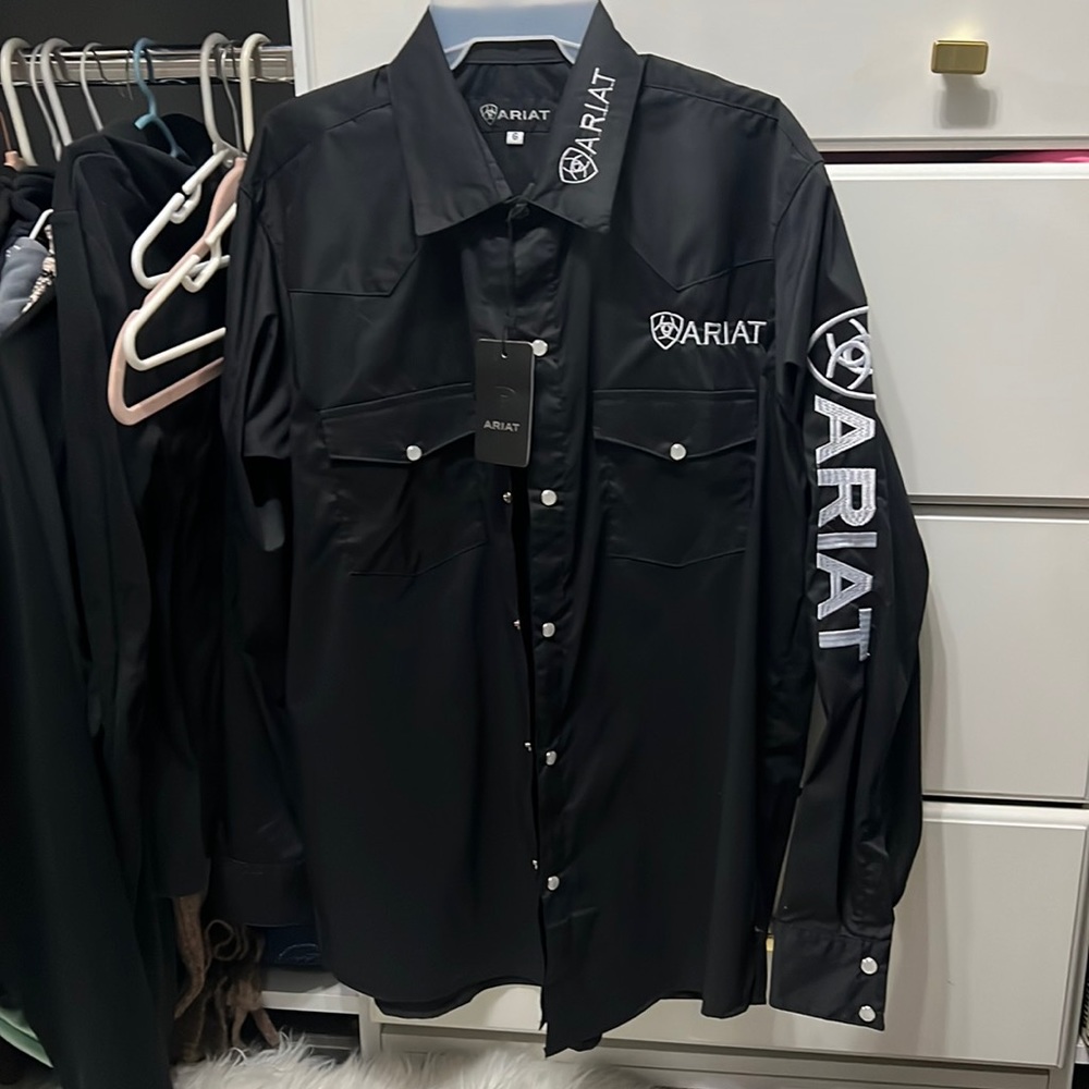 Ariat top size large, but fits a medium.